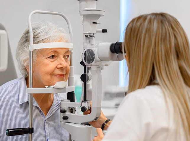 Old lady undergo eye exam
